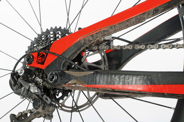   YT Industries Jeffsy CF Pro: Auch der Hinterbau wurde großflächig mit Kunststoffschonern und Aufklebern versehen. Letztere lösen sich aber bereits, weil die Hacken häufig am recht breiten Hinterbau vorbeischrammen.