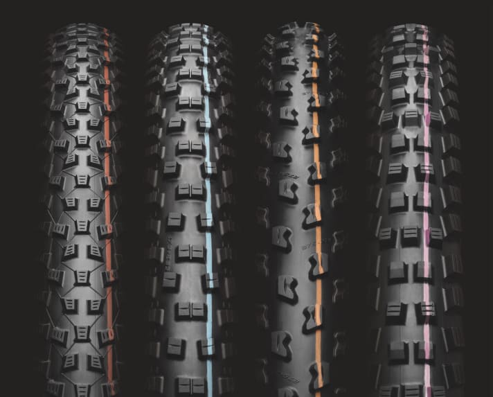   Von links nach rechts: Rot entspicht Addix Speed und eignet sich vor allem für Cross Country-Fahrer. Ein blauer Streifen bedeutet Addix Speedgrip – vor allem für alle Tourenfahrer geeignet. Reifen mit orangen Streifen haben die neu Soft-Mischung. Reifen mit violettem Streifen verfügen über den neuen Addix Ultrasoft-Gummi.