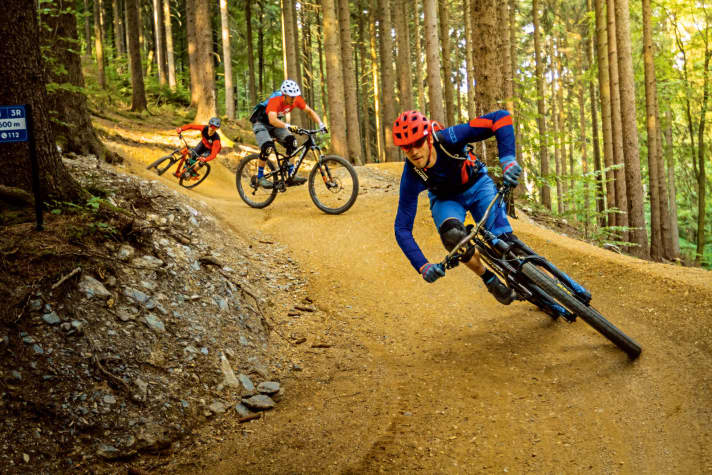   Mal auf verwurzelten Rennpisten, mal auf der Jumpline, mal auf dem Flowtrail – die Enduros mussten sich auf unterschiedlichstem Terrain beweisen.