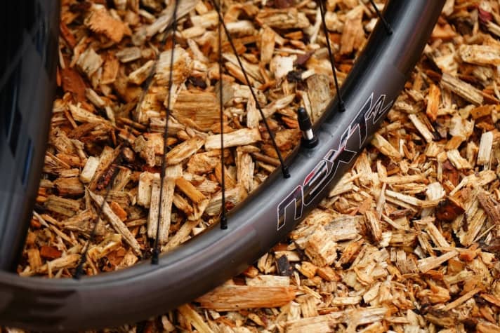   Die Carbon-Felgen des Race Face Next R Laufradsatzes haben eine Innenweite von 31 Millimetern und eignen sich damit optimal für breite Reifen.