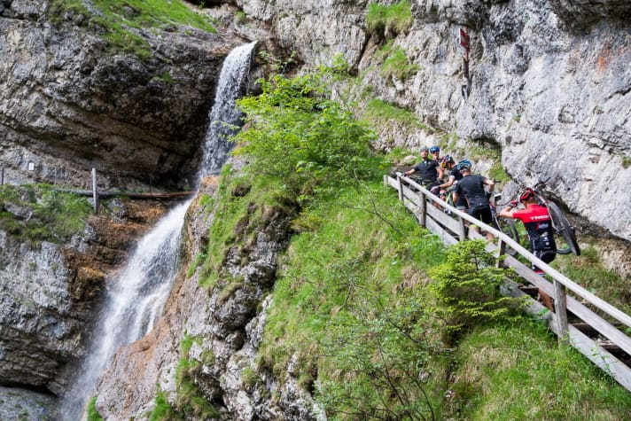   Diese fotogene Schlucht mit Wasserfall ist die Zielgerade des Chiemgau King. Bis nach Ruhpolding sind es jetzt nur noch fünf höhenmeterlose Kilometer.