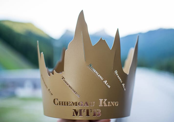   Die Goldkrone für die wahren Chiemgau-Kings. Die Zacken sind dem Höhenprofil nachempfunden.