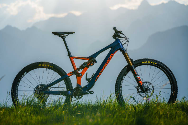   Das mittlere Modell M-Team verzichtet auf die Carbon-Laufräder und das Stahlfederbein und kostet dann noch 6600 Euro.