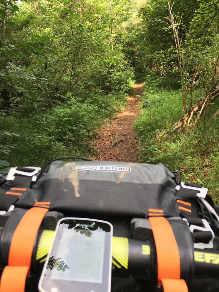   Entlang des Lech Höhenwegs ging es von Schongau weiter nach Norden. Der Fernwanderweg hat einige flowige Waldtrails zu bieten. Ab Mundraching begleiteten mich Fotograf Markus Greber und seine Frau. Die Trail-Ausbeute ab dort war sagenhaft und lag fast bei 100 Prozent! Immer am Lechufer entlang, mal weiter oben, mal direkt am Wasser. 