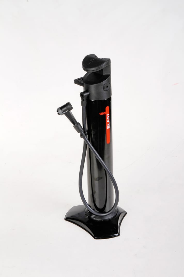 5 Pumpen für Tubeless-Reifen im Test | BIKE