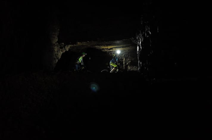   Biken mit permanentem Tunnelblick: Das Schachtlabyrinth ist eine gigantischen Abenteuer-Revier für Biker – erschaffen in hunderten Jahren von Bergleuten auf der Suche nach Erz.