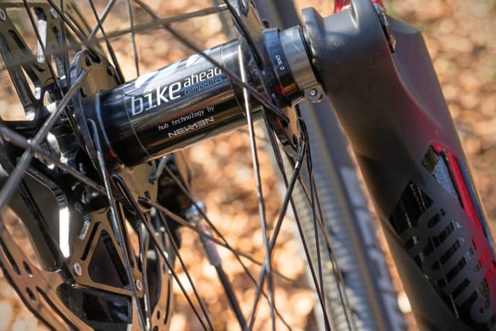   Stoll Bike T1: Bike-Ahead-Carbon-Felgen mit 28 Millimetern Maulweite sorgen für ein großes Reifenvolumen. Der Laufradsatz bringt dabei nur 1390 Gramm auf die Waage. 