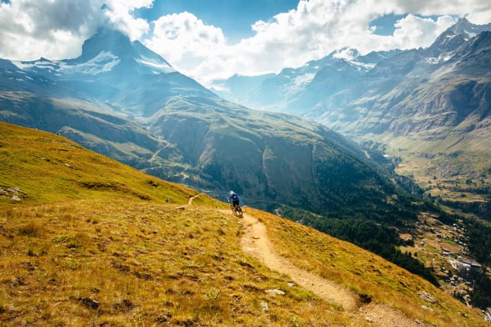   Einfach Bremsen auf und rollen lassen – der Wiesen-Trail bietet reichlich Flow. Trotzdem hält man immer wieder inne, um das Panorama mit Matterhorn, Dufourspitze und Monte Rosa gebührend inhalieren zu können.