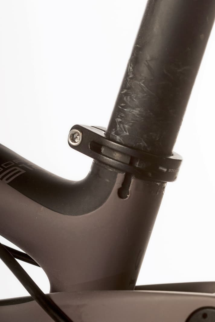   Storck spendiert seinem Ardenic keine Teleskopstütze und auch keinen Schnellspanner an der Sattelstütze. Touren-Fahrer und Trail-Fanatiker werden den Komfort vermissen, und auch im BIKE-Testsystem gibt’s Abzüge. Klassik-Fans und Grammfuchser freuen sich über schlichte Optik und gesparte Masse. 