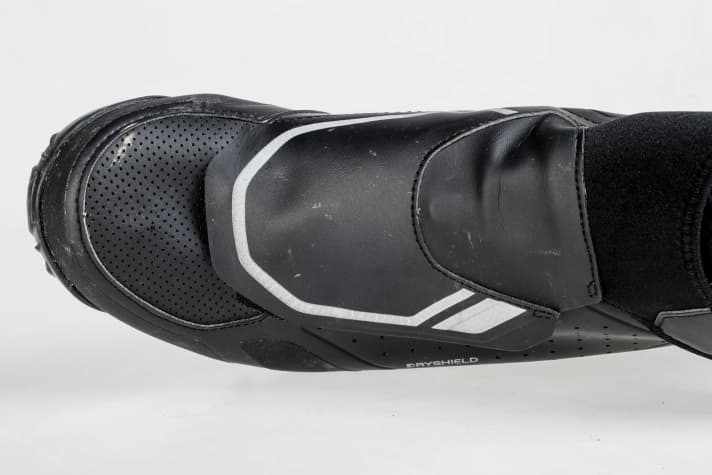   Die Schnürsenkel sind am Shimano SH-MW5 abgedeckt und lassen sich während der Fahrt nicht nachjustieren. Dafür schützt die Abdeckung effektiv vor Spritzwasser vom Vorderrad.