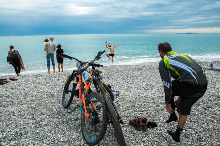   Die Belohnung kommt zum Schluss. Wer das Martyrium überlebt, darf danach am Strand von Nizza ins Mittelmeer springen.