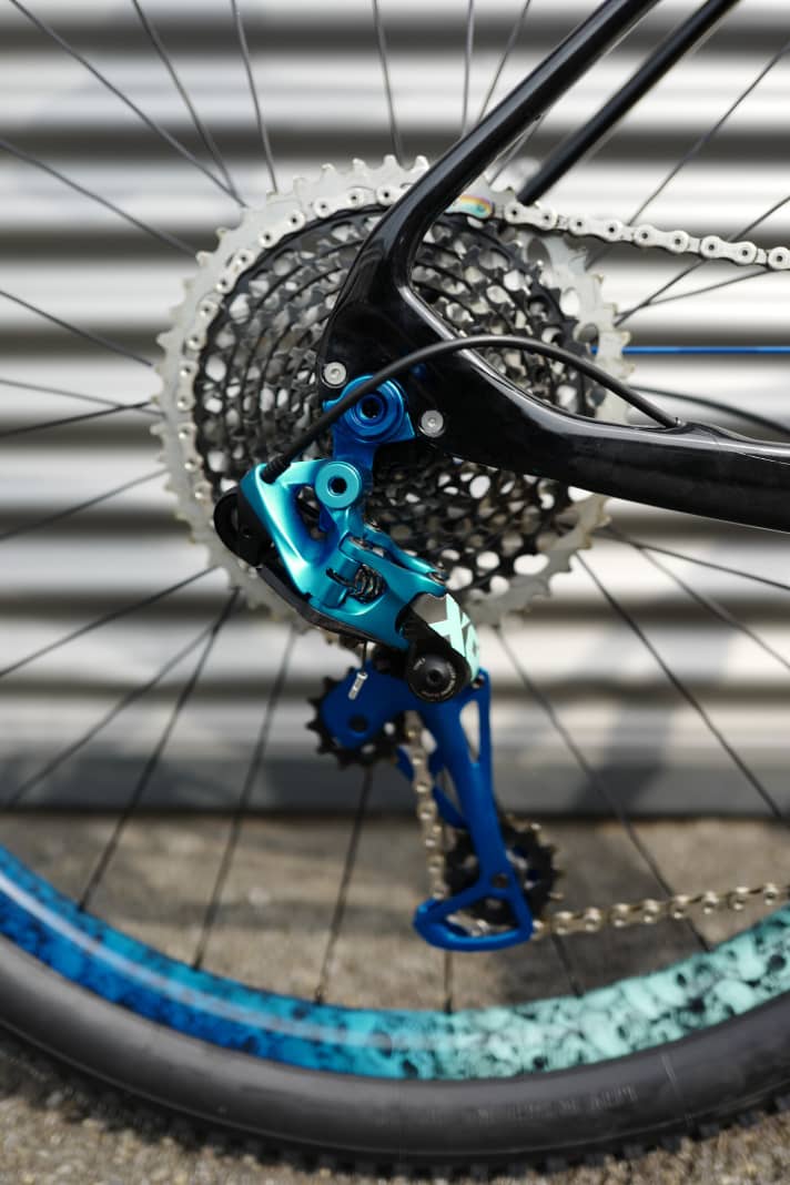Damit beim Grave Digger auch das kleinste Detail passt, hat Tony sogar das Sram-Schaltwerk umeloxieren lassen. Irre!