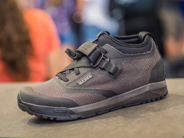   Rascal Select heißt der neue Klick-Schuh von ION, mit hoch gezogenem Knöchelbereich und Klettstrap.