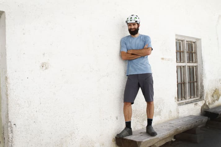   Lässig und bequem: Die Atlas Kombi macht auf dem Trail und vor der Scheune eine gute Figur.