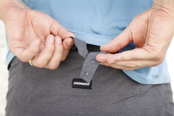   Die Druckknopf-Verstellung versteckt sich hinten in einer RV-Tasche, bringt kaum Nutzen und ist ohne Hilfe schwer zu bedienen.