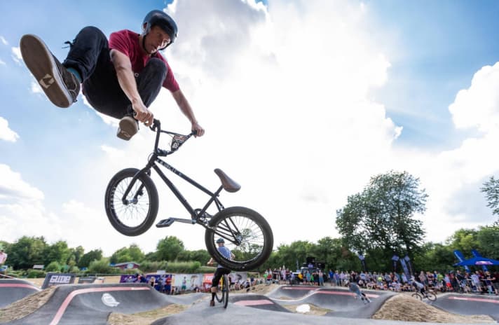   Macht zwar nicht schneller, aber sieht doch besser aus so ein Tailwhip.