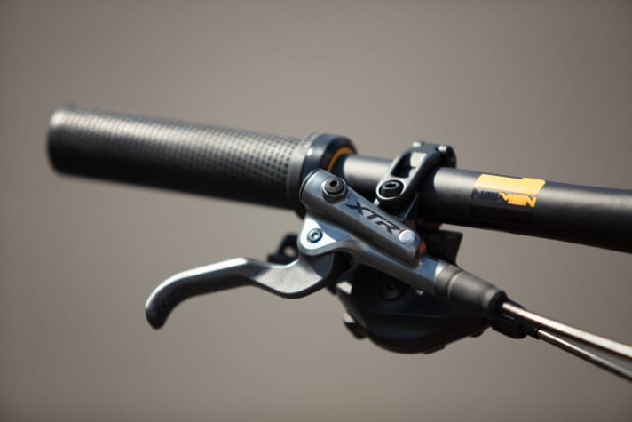   Die neue XTR-Bremse dürfte dank der doppelten Abstützung am Lenker ein direkteres, wenig schwammiges Bremsgefühl vermitteln.