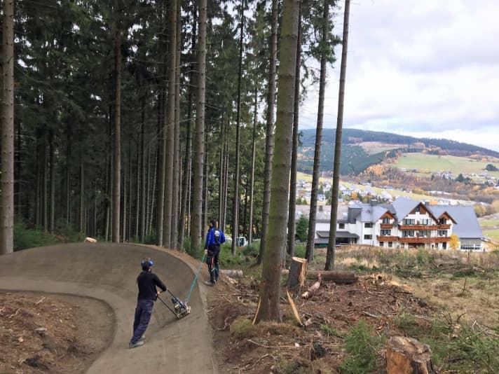   Neben einem neuen Achter-Sessellift können Mountainbiker 2019 im Bikepark Willingen zwei neue Strecken befahren. Gebaut werden die Lines von Diddie Schneider. 