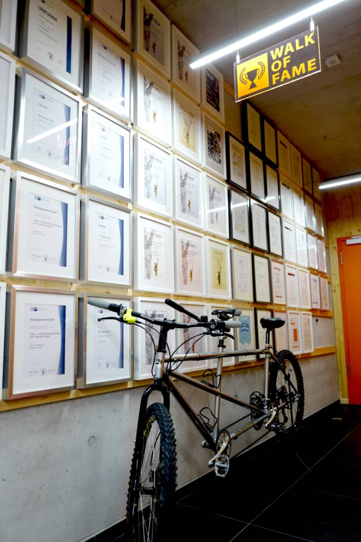   Der "Walk of Fame" lässt keinen Zweifel aufkommen: Die Firma gehört zu den renommiertesten Prüfinstituten für Fahrradtechnik und -sicherheit weltweit.