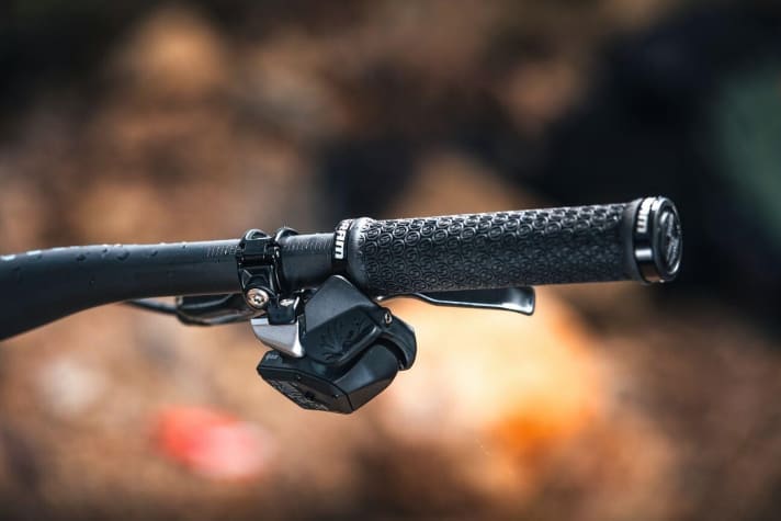   Der Controller der Sram AXS Eagle der ersten Generation. Die Bedienung der elektronischen Trigger war nicht optimal gelungen. Sram bessert jetzt nach.