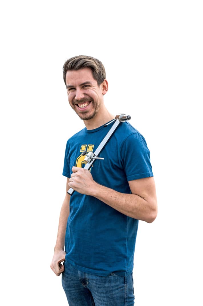 Schrauber-Experte Florian Ohnesorg: Der Zweirad-Mechatroniker war bereits Schrauber-Europameister und besitzt einen Bikeshop in Ingenried bei Schongau. Es gibt kaum ein Bike-Problem, das er nicht lösen kann. Bereits am Geruch des Gabelöls kann Florian auf die Kilometerleistung des Bikes schließen.