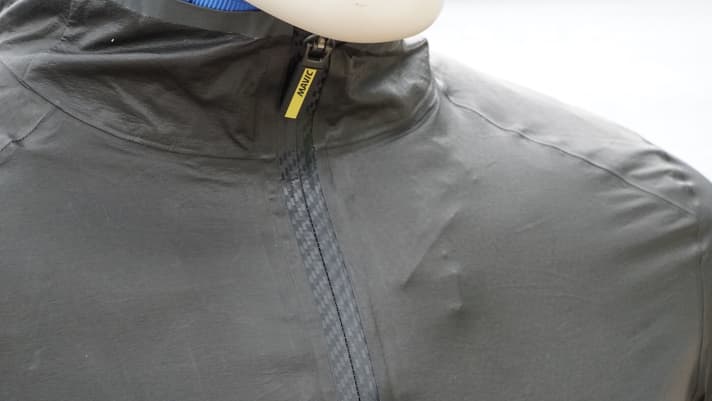   Der verschweißte Reißverschluss hat sogar Carbonoptik. Die Verarbeitung der Jacke wirkt sehr hochwertig. 