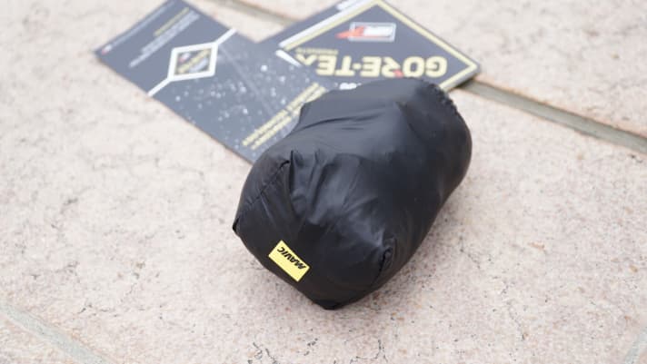   Wie die Weste hat auch die 90 Gramm leichte Mavic-Regenjacke ein sehr kleines Packmaß. Dafür kostet sie sportliche 350 Euro.