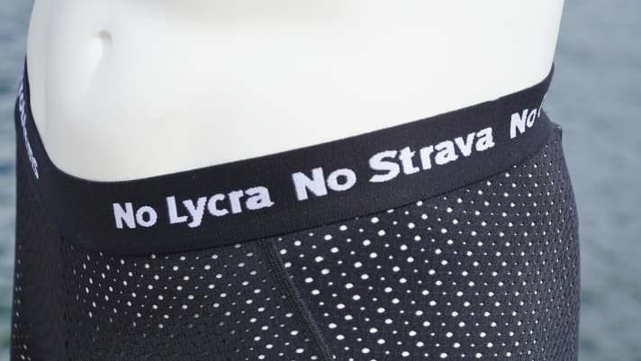   "No Lycra No Strava No Problems": Mit diesem Spruch will man bei der lässigen Freeride-Szene Punkte sammeln.