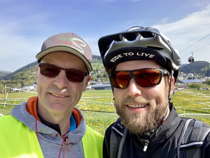   An der Marathon-Strecke habe ich Volker Schröder getroffen. Er kennt sich rund um Willingen aus wie kein Zweiter. Von ihm hatte auch die Empfehlung für die heutige Route. Mitkommen konnte er leider nicht, weil er als Streckenposten beim Marathon zu tun hatte.