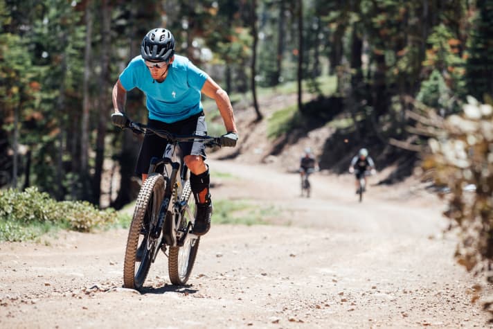   Wir hatten in der Nähe von Lake Tahoe bereits die Möglichkeit das neue Enduro zu testen – auch bergauf. Dank Plattform-Funktion wippt da nix im Heck. Im offenem Modus minimal. Das Einsatzgewicht mit Pedalen von 14,7 Kilo beim Topmodell geht zwar in Ordnung, ist für ein Über-Zehntausend-Euro-Bike aber nicht sensationell.