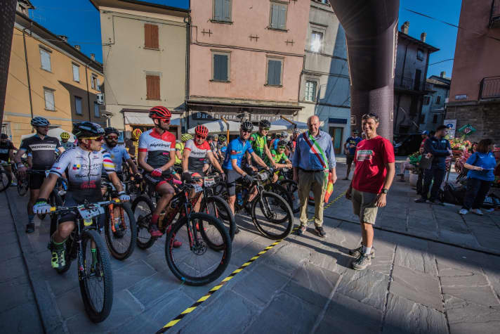   Vor dem Start der ersten Etappe in Berceto. Vorne in rotem T-Shirt Beppe Salerno, der Rennorganisator. 