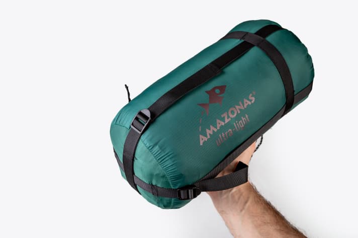   Dickes Ding: Der Amazonas Underquilt nimmt am meisten Platz weg. Mit den Zurrgurten kann man das Päckchen aber auf sehr akzeptable 24 x 15 x 15 Zentimeter komprimieren.