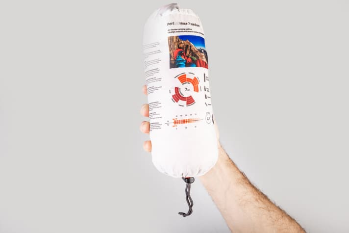   Wenn die Luft komplett raus und die Vaude Performance 7 M korrekt gefaltet ist, lässt sie sich zu einer 24 Zentimeter hohen und neun Zentimeter dicken Rolle packen.