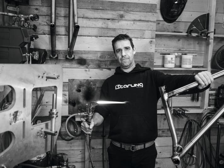   Joe McEwan ist der Chef von Starling Cycles und bislang auch einziger Mitarbeiter. Mit seinen individuellen Stahlfullys trifft McEwan den Nerv vieler britischer Biker.