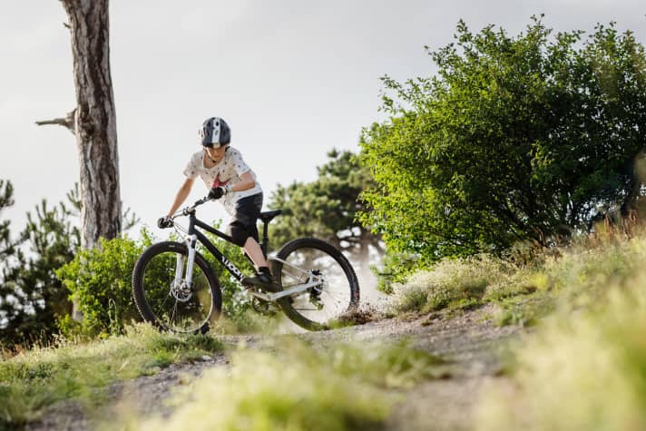   Die Rahmen kommen allesamt eher schlicht daher, dafür liegen Aufkleber bei, mit denen das Woom-Bike individualisieren kann.