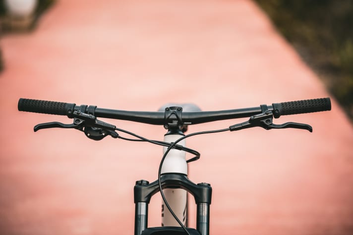   Gebremst wird mit einfachen, aber zuverlässigen Scheibenbremsen von Shimano. Die Hebelweite lässt sich verstellen und an kleinere Kinderhände anpassen.