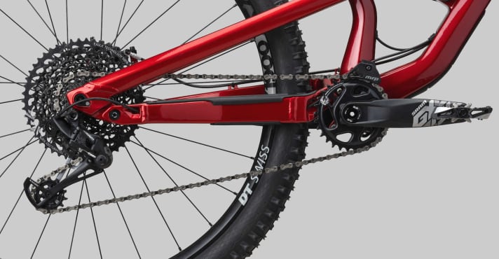   438 Millimeter lange Kettenstreben hat der Swoop-Hinterbau: Damit gehört er noch zu den kürzeren bei 29er-Enduros.