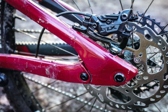   Nukeproof Reactor 290c Elite: Die Horst-Link-Lager wurden formschön in den Carbon-Kettenstreben integriert.