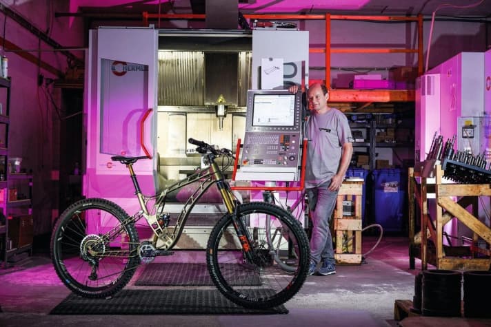   Bernd Iwanow produziert sein Frace Bike mir einer hungrigen Fräsmaschine in der ostdeutschen Provinz.