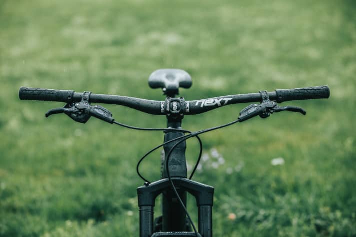   Aufgeräumt! Dank elektronischer Schaltung winden sich nur drei Kabel um das Cockpit.