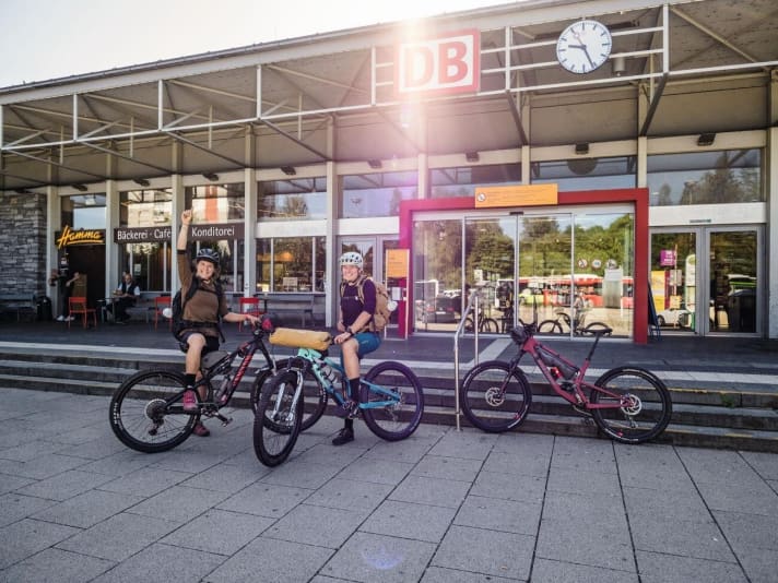  Das Gute liegt so nah: Ines Thoma und Kathi Kuypers auf Bikepacking-Trip zwischen Allgäu und Zugspitze.