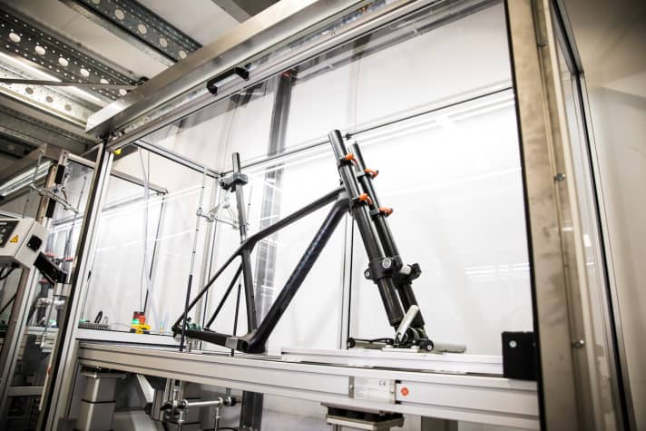   Im hauseigenen Testlabor musste der neue Exceed-Rahmen einiges über sich ergehen lassen. Canyon verspricht gleichbleibende Fahreigenschaften von XS bis XL, von CF bis CFR.
