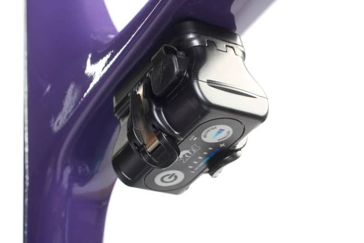   Der Akku des Live-Valve-Systems von Fox sitzt gut geschützt auf der Unterseite des Oberrohrs. Leider sieht man dadurch die Anzeige nicht, wenn man auf dem Bike sitzt.