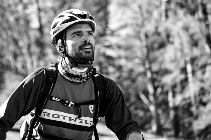    Manuel Huber, 32 Jahre, Bike Guide:  Manuel ist der Fünf-Sterne-Mann unter den Zweiradfahrern: Er ist Activity Con­cierge im Luxus-Ressort Kempinski in Berchtesgaden, guidet aber auch jeden, der nicht im Hotel abgestiegen ist. Auf dem Bike sitzt er seit 26 Jahren, auf dem E-MTB seit zwei.