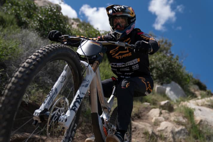   Aaron Gwin auf der neuen Fox 40 in der weißen Jubiläumsedition.