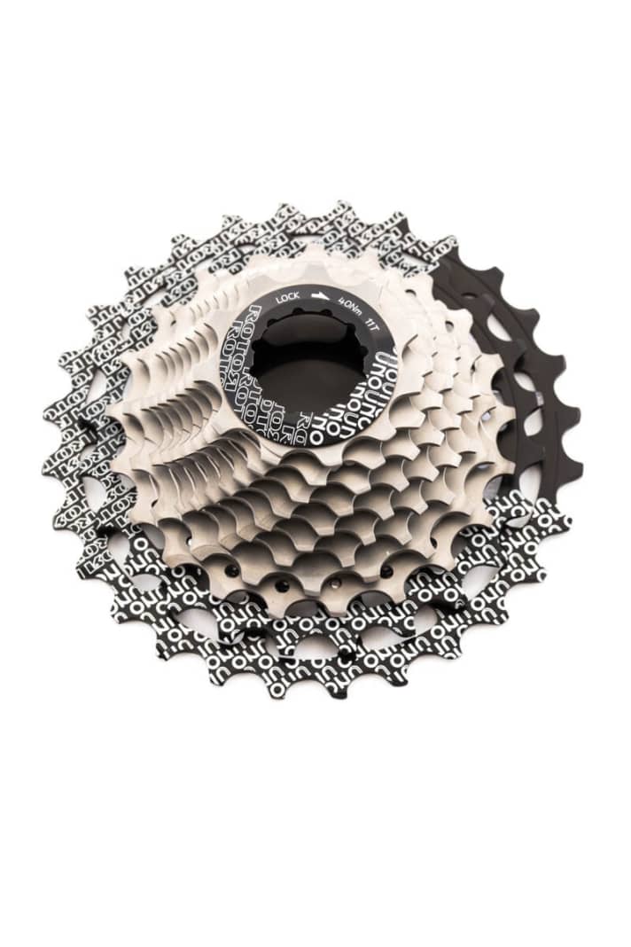     <a href="http://rotorbike.com/" target="_blank" rel="noopener noreferrer nofollow">Rotor</a>  Uno Rennrad-Kassette   Die 11-fach-Kassette mit 11-28 Zähnen und jeweils aus dem Vollen gefrästen Aluminium- sowie Stahl-Ritzelkörpern ist die wohl leichteste Kassette der Welt.  Jury Statement: Für eine 11-fach-Kassette ist die Rotor Uno mit 135 Gramm wirklich extrem leicht. Damit allein verdient sie sich schon einen Award.