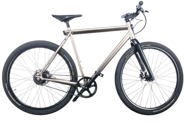    GOLD AWARD WINNER - GEOS Gravel   Hersteller: Geonet - Geonet ist als Fahrradhersteller ein junges Unternehmen aus Berlin. Dessen Erstlingsmodell "GEOS Gravel" überzeugte beim Eurobike Award mit einem leichten Fahrradkonzept, bei dem die Komponenten der E-Bike-Batterie auf mehrere Rahmenrohre verteilt wird.   Statement der Eurobike Award Jury: "Ein Pedelec, bei dem die Batterie und Beleuchtung so smart und clean integriert sind, haben wir bisher noch nicht gesehen. Auch sonst gefällt uns das puristische und minimalistische Design des Stahlrahmens, das sich zudem hervorragend fährt."