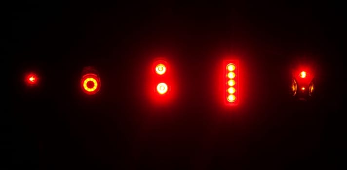   Die Leuchtkraft der fünf Rücklichter im Überblick: Die Lampenhersteller von links nach rechts: M-Wave, Moon, Smart, Lezyne und Light & Motion.