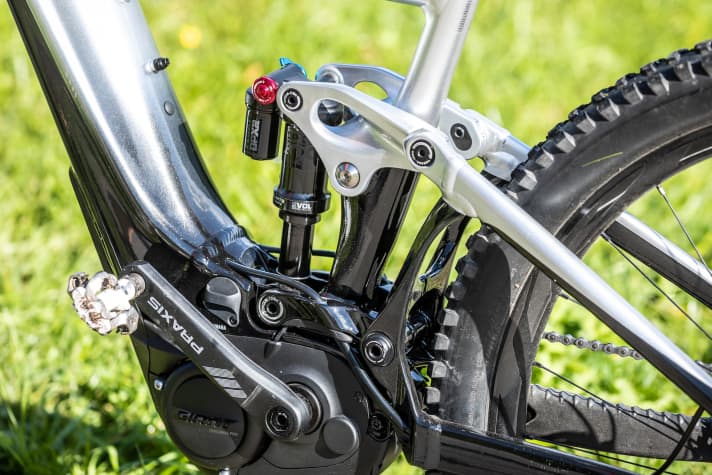   Das Maestro-Hinterbausystem ist die große Stärke der Giant-E-MTBs. Es arbeitet sehr sensibel und antriebsneutral. Am Trance X E+ setzt es 140 Millimeter Federweg frei.