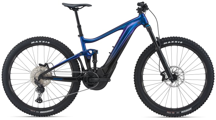   Beim Mittelklassemodell für 4899 Euro muss man sich mit der günstigeren Fox 36 Rythm und dem Shimano-Schaltungsmix aus SLX und XT sowie Deore-Bremsen begnügen.